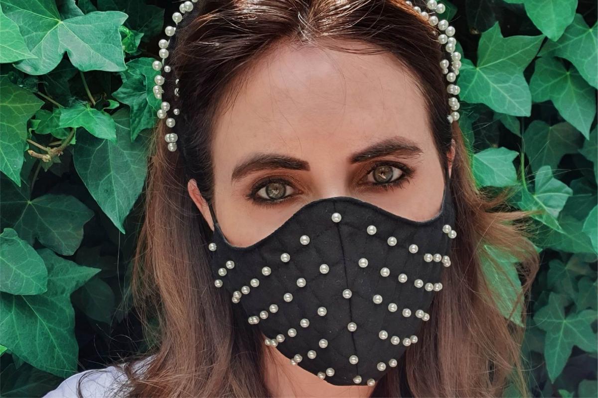 a women wearing a facemask 
